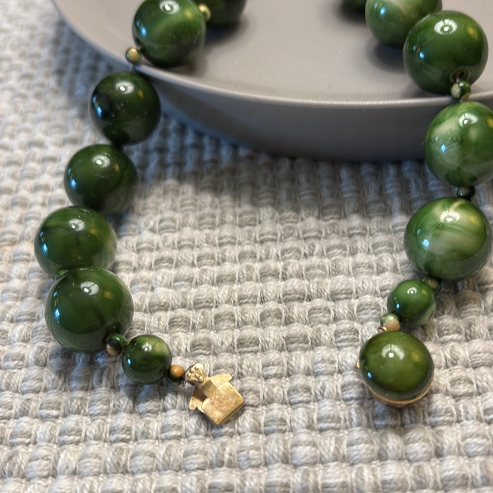 Vintage Elegant Jade Green Beaded Necklace!! - Picture 4 of 6